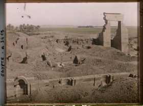 Image représentant Vue de l'entrée du temple et des alentours depuis le toit du  null mammisi romain