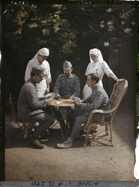 Image représentant Une partie de cartes entre blessés entourés d'infirmières