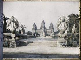 Image représentant L'Exposition Coloniale Internationale de 1931, la grande allée du temple d'Angkor Vat