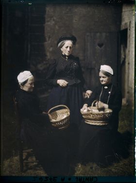 Image représentant Catherine, Julienne et Mademoiselle Maria Bérand avec la coiffe et le chapeau de Saint-Flour