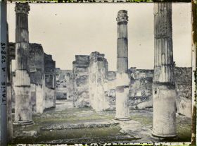 Image représentant Vestiges de peintures dans la grande salle de la maison du Faune sur la gauche