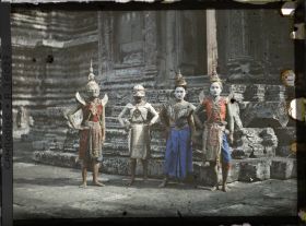 Image représentant Quatre danseuses (dans une des quatre cours du préau cruciforme ou bien du troisième niveau?)