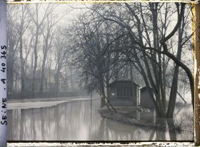 Image représentant Le quai du Quatre-Septembre inondé, depuis la passerelle de l'Avre
