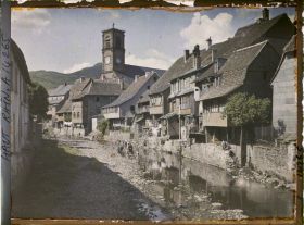 Image représentant Les bords de la Doller avec l'église, vue vers l'amont