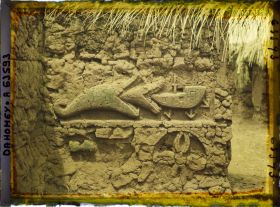 Image représentant Bas-relief d'une résidence du quartier de Gbécon-Hounli, non loin du palais princier de Guézo, motif de poisson avalant un navire européen