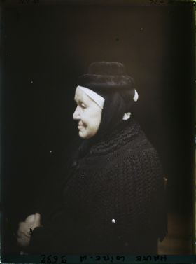 Image représentant Madame Marie Nicolas de profil, portant le vieux petit Chapeau du Puy, superposé au bonnet
