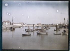 Image représentant Belgique, Ostende, Un Coin du Port, les petites barques de pêche avec leurs filets