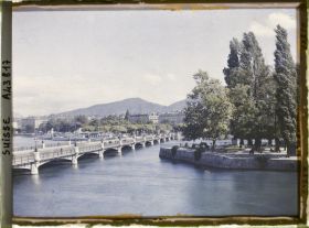 Image représentant L'île Rousseau, le Rhône et le pont des Bergues vus de l'Hôtel des Berges