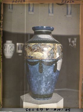 Image représentant L'Exposition des arts décoratifs, Manufacture Nationale de Sèvres, Le Dernier Communiqué ou Vase de la Guerre, composé par G. Leroux, exécuté par Bocquet, 1,30 m