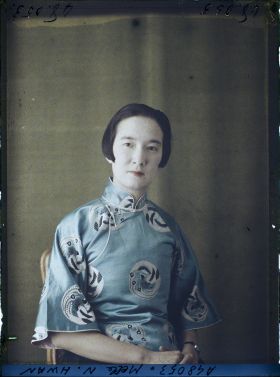 Image représentant Mademoiselle  https://musee-albert-kahn.s-museum.fr/home/NWQ2OTAwYzNmYjZlZTk1ZWQwODJmMjY4L2dlbmVyaWMtbm90aWNlLXRhYi9hdXRob3JpdHkvNjE3YTc5ZjVjZjhiODk2OGIzMzM3ZDIx/5d6900c3fb6ee95ed082f268/generic-notice-tab/authority/617a79eacf8b8968b333659a N. Hwan