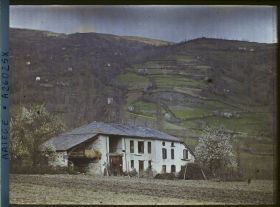 Image représentant Ferme des environs et versants tachetés de petits champs et peuplés de petites maisons