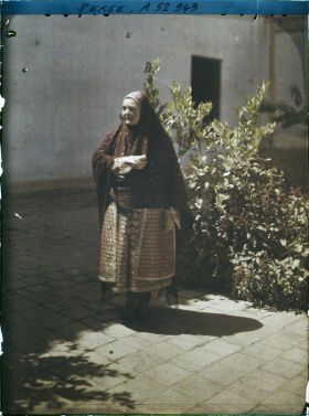 Image représentant Femme guèbre en costume traditionnel