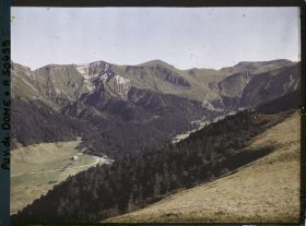 Image représentant France, Mont Dore, Le fond de la Vallée vue prise du Capucin, à dr. le Sancy, au bas, la route du Mont Dore