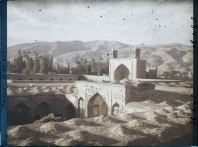 Image représentant La Madrasa-e-Khan (?), école coranique de l'Imam Khân et la Masdjid-I-Vakil, mosquée du régent