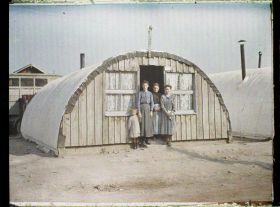 Image représentant France, Péronne, Une habitation demi lune avec ses habitants
