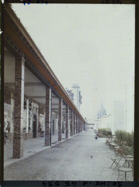 Image représentant L'Exposition des arts décoratifs, Galerie de la section française, entre la Tour de Champagne et la Tour de Paris