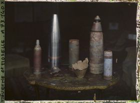 Image représentant Obus français à gauche et à droite obus allemands