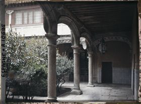 Image représentant Espagne, Avila, Le patio du Torreon (avec les macarons)