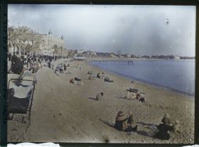 Image représentant Les habitants profitant du soleil hivernal sur la Croisettte, le Carlton en second plan