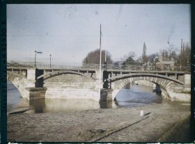 Image représentant Le pont de Saint-Cloud vu depuis Boulogne, à l'arrière-plan, le quai du 4 Septembre