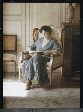 Image représentant Madame Mireille Andrieu, lisant dans le salon de la sous-préfecture de Soissons