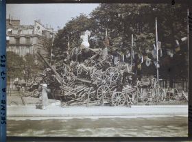 Image représentant Canons exposés sur le rond-point des Champs-Elysées pour les fêtes de la Victoire des 13 et 14 juillet (actuel rond-point Marcel-Dassault)