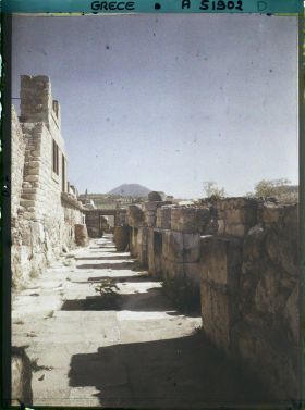 Image représentant Dans la partie occidentale du Palais, le corridor des magasins (réserves de denrées), vu vers le sud. Au fond, le Mont Iouktas (810 m)