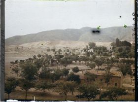 Image représentant La ville avec, à l'arrière-plan, la partie orientale de la dune et le Djebel Mekter