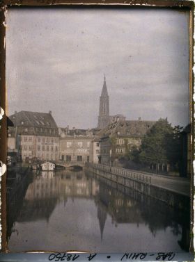 Image représentant France, Strasbourg, Le quai Worthel, vue prise des ponts couverts