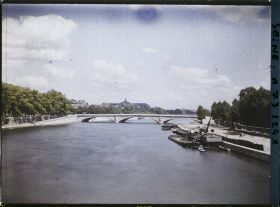 Image représentant Le ciel de Paris le jour de la signature du pacte Briand-Kellogg (vue sur le pont des Invalides et le Grand-Palais depuis le pont de l'Alma)