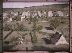 Image représentant France, Régnac, Les Guilloteaux vus de face et d'en haut au 1er plan et en bas maison avec vieux toits