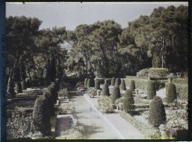 Image représentant Le bassin d'eau du jardin persan de la villa Cypris, vu en direction de l'Ouest