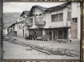 Image représentant Maison près d'un café avec quatre personnes assises