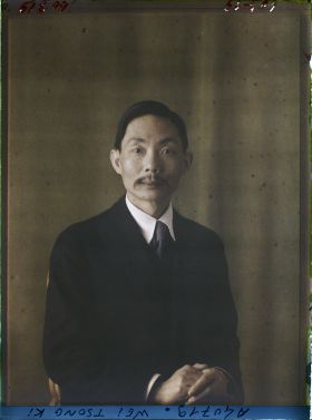 Image représentant Officier  https://musee-albert-kahn.s-museum.fr/home/NWQ2OTAwYzNmYjZlZTk1ZWQwODJmMjY4L2dlbmVyaWMtbm90aWNlLXRhYi9hdXRob3JpdHkvNjE3YTc5ZjVjZjhiODk2OGIzMzM3ZDIx/5d6900c3fb6ee95ed082f268/generic-notice-tab/authority/617a79eacf8b8968b3336588 Wei Tsong Ki