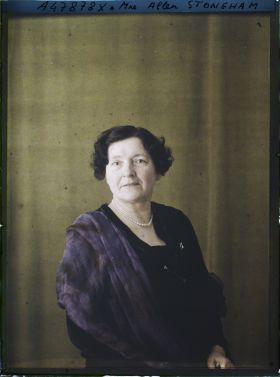 Image représentant https://musee-albert-kahn.s-museum.fr/home/NWQ2OTAwYzNmYjZlZTk1ZWQwODJmMjY4L2dlbmVyaWMtbm90aWNlLXRhYi9hdXRob3JpdHkvNjE3YTc5ZjVjZjhiODk2OGIzMzM3ZDIx/5d6900c3fb6ee95ed082f268/generic-notice-tab/authority/617a79ebcf8b8968b333780b Madame Allen Stoneham