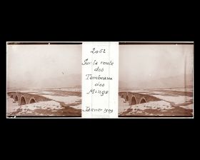 Image représentant Ming Shisanling ("Treize Tombeaux des Ming"). Shendao ("voie de l'Ame"). Le pont situé à 1,2 km au nord de Longfengmen ("porte du Dragon et du Phénix")