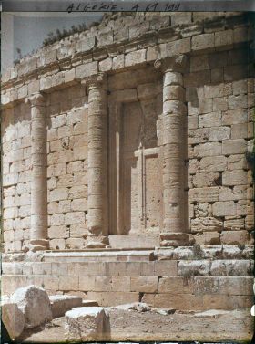 Image représentant Une fausse porte sur la façade Est du tombeau de la Chrétienne