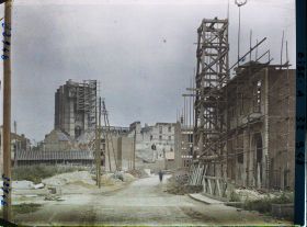 Image représentant France, Noyon, Reconstructions rue de Paris, Cathédrale échafaudée
