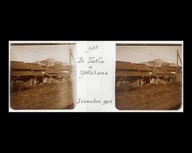 Image représentant Scène de rue dans un quartier d'habitation pris du train