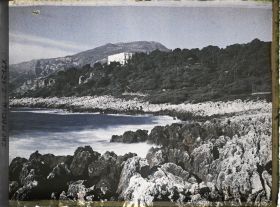 Image représentant La villa Kahn dite villa Zamir, vue des rochers de la pointe du cap vers un mont de l'arrière pays