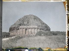 Image représentant Le tombeau de la Chrétienne, façade est