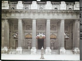 Image représentant L'église Saint-Sulpice décorée pour les fêtes de la Victoire des 13 et 14 juillet 1919