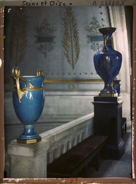 Image représentant Vases de porcelaine présentés dans le grand escalier du musée de Sèvres