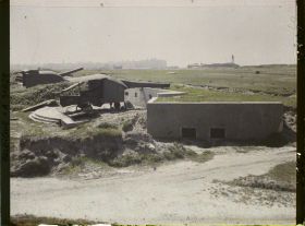 Image représentant Belgique, Ostende, Batterie Hindenburg, Contre jour sur l'ensemble de la batterie, dans le fond, Ostende