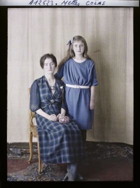 Image représentant https://musee-albert-kahn.s-museum.fr/home/NWQ2OTAwYzNmYjZlZTk1ZWQwODJmMjY4L2dlbmVyaWMtbm90aWNlLXRhYi9hdXRob3JpdHkvNjE3YTc5ZjVjZjhiODk2OGIzMzM3ZDIx/5d6900c3fb6ee95ed082f268/generic-notice-tab/authority/617a79ebcf8b8968b3336ae9 Mesdemoiselles Colas