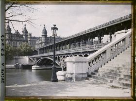 Image représentant Le viaduc de Passy, actuel pont de Bir-Hakeim, vue prise en direction du quai de Passy (actuelle avenue du président Kennedy)