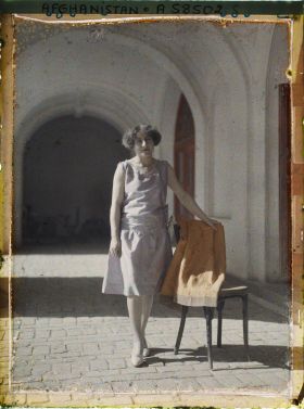Image représentant Mademoiselle Collin, l'institutrice française des enfants du roi Amânullah (1919 - 1928) (photographiée ici dans l'Arg ?)