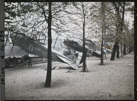 Image représentant Avions pris aux Allemands exposés au jardin des Tuileries, à côté de la place de la Concorde