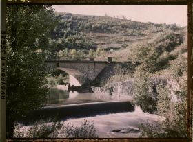 Image représentant Le pont de la ligne de chemin de fer enjambant rivière l'Alzou