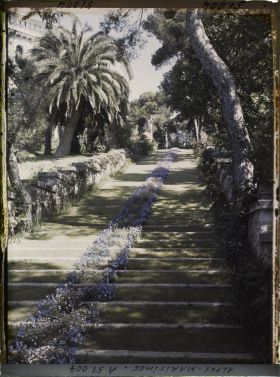 Image représentant Perpective montante sur le grand escalier fleuri du jardin de la villa Cypris